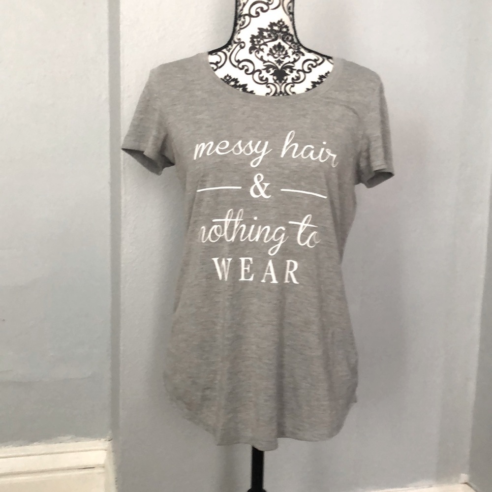 Gray graphic tee 💭 something to wear now 😜